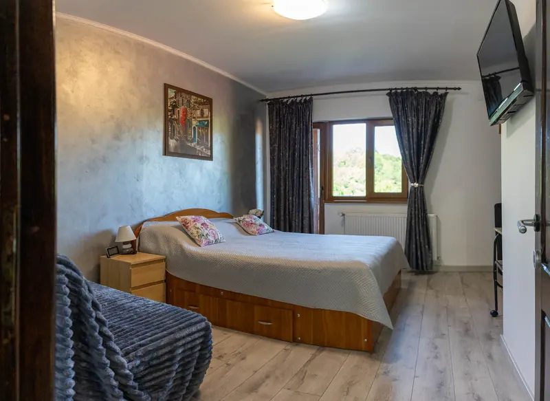 Dormitor de oaspeți de la etaj, cu decor în tonuri de gri