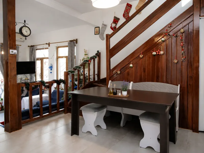 Zona de luat masa pregătită cu tăviță și lavandă